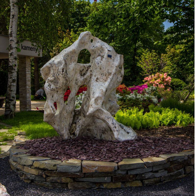 Inspirace pro zahradní design: kamenná zídka, solitérní kámen